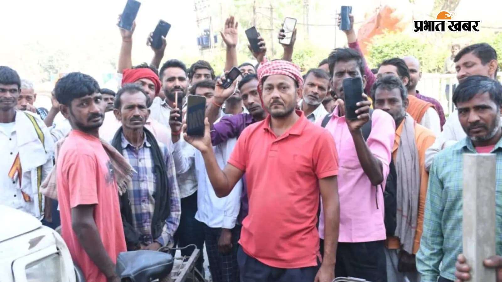 हाथ में मोबाइल लिए खड़े मजदूर (Digital Labor Chowk App) हाथ में मोबाइल लिए खड़े मजदूर (Digital Labor Chowk App)