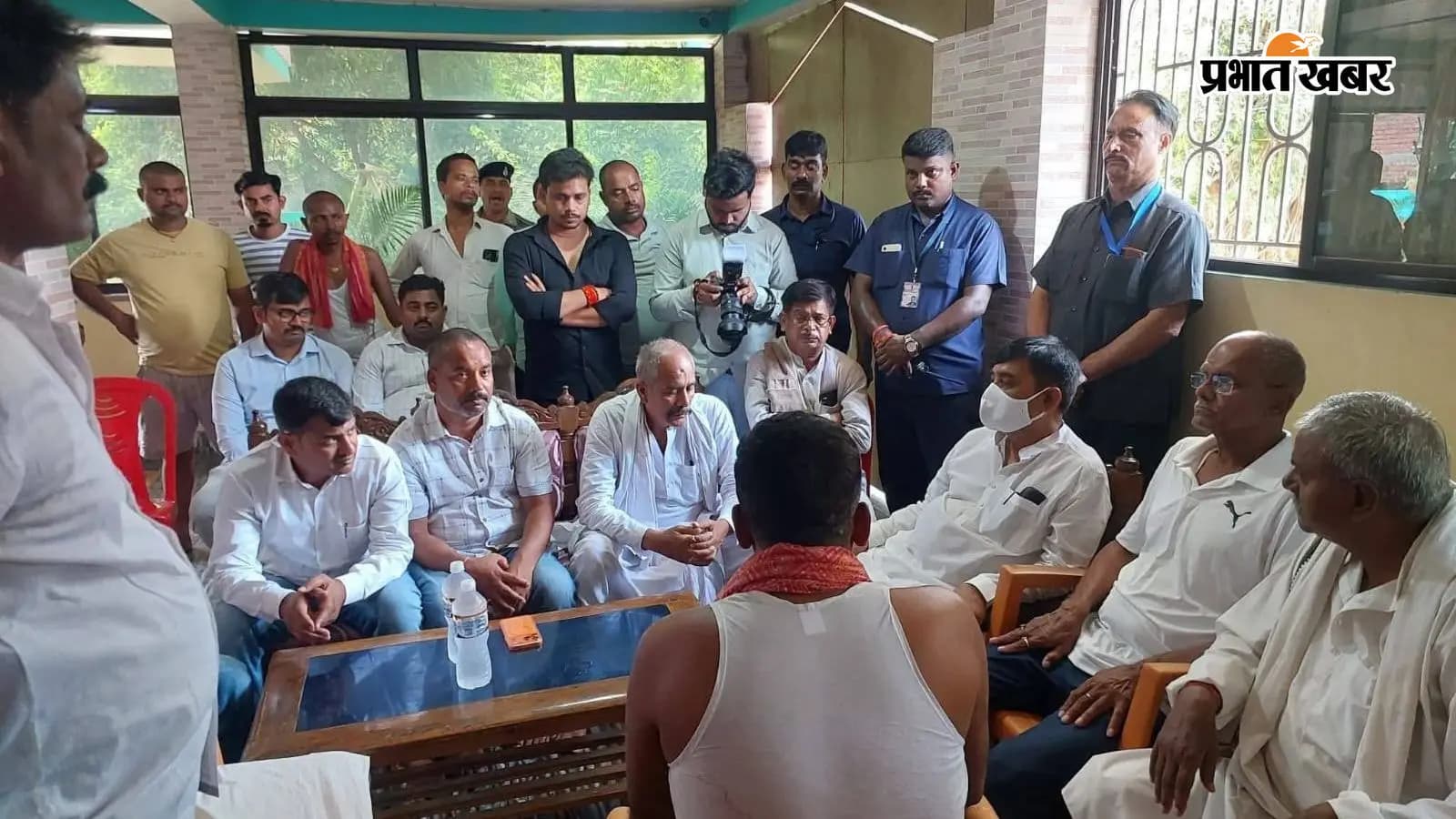 पीड़ित परिवार के साथ मंत्री रामकृपाल यादव पीड़ित परिवार के साथ मंत्री रामकृपाल यादव