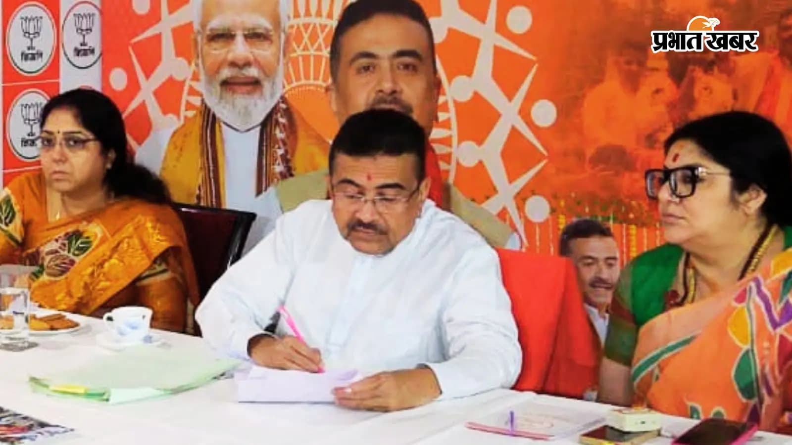 जनता दरबार में मुख्यमंत्री शुभेंदु अधिकारी. उनके बायीं ओर बैठी हैं भाजपा नेता लॉकेट चटर्जी. जनता दरबार में मुख्यमंत्री शुभेंदु अधिकारी. उनके बायीं ओर बैठी हैं भाजपा नेता लॉकेट चटर्जी.