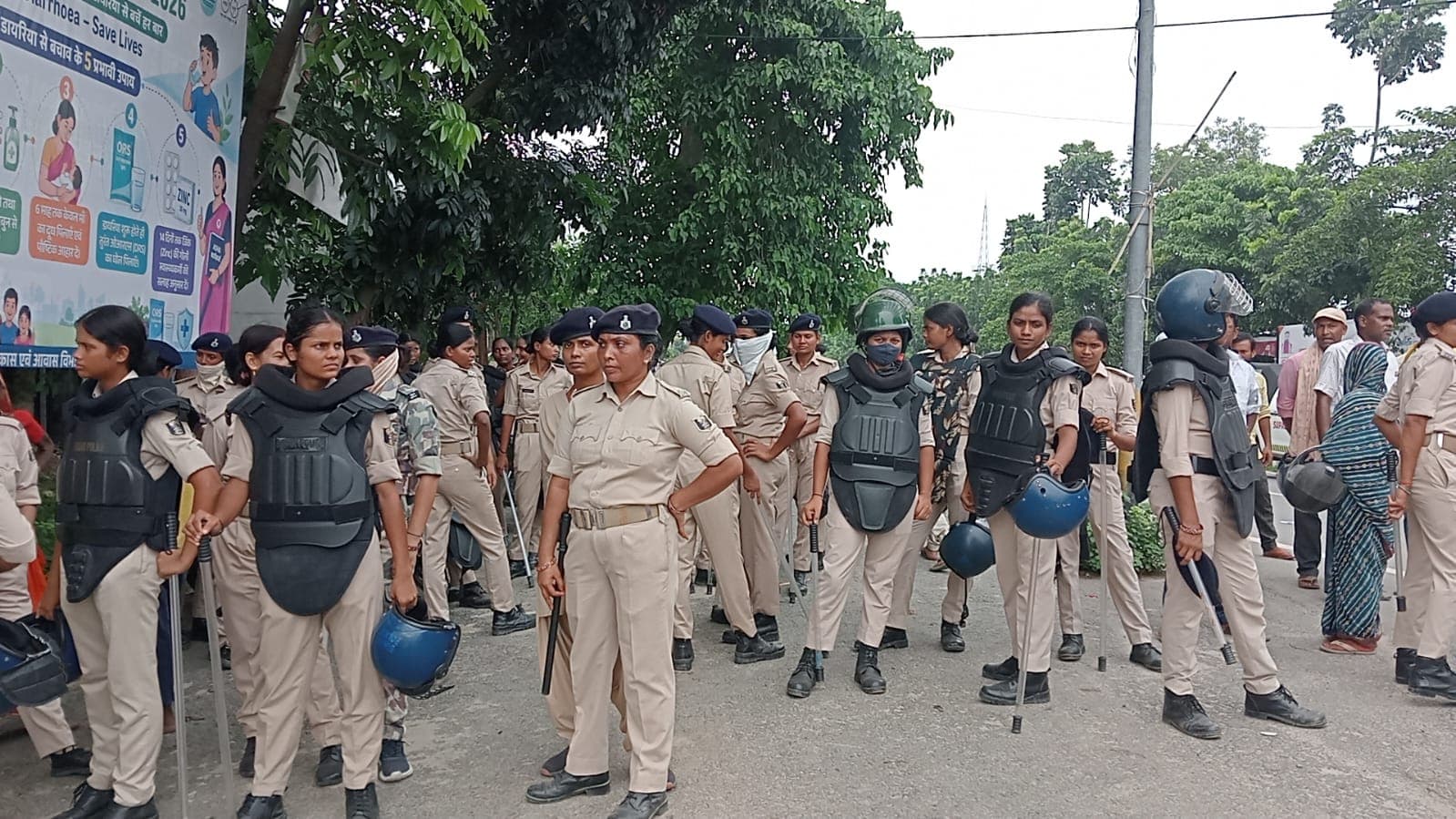 रौशन पंडित हत्याकांड पर फूटा आक्रोश : पुलिस से धक्का-मुक्की के बीच डीएम-एसपी के आश्वासन पर खत्म हुआ प्रदर्शन रौशन पंडित हत्याकांड पर फूटा आक्रोश : पुलिस से धक्का-मुक्की के बीच डीएम-एसपी के आश्वासन पर खत्म हुआ प्रदर्शन