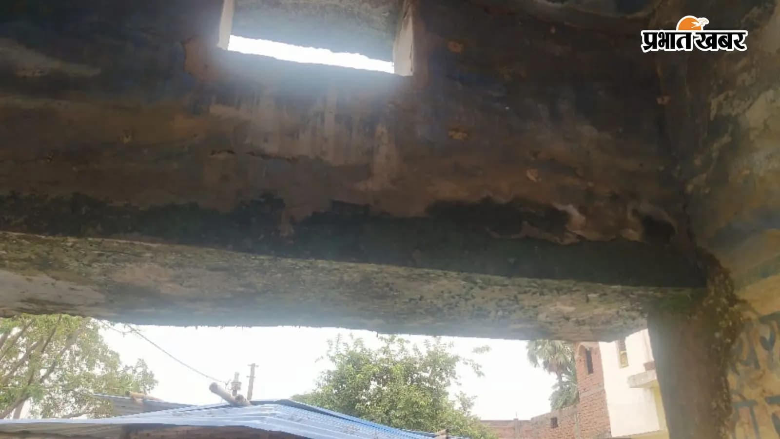*जर्जर भवन में चल रहा आंगनबाड़ी केंद्र मासूमों की सुरक्षा पर मंडरा रहा खतरा *जर्जर भवन में चल रहा आंगनबाड़ी केंद्र मासूमों की सुरक्षा पर मंडरा रहा खतरा