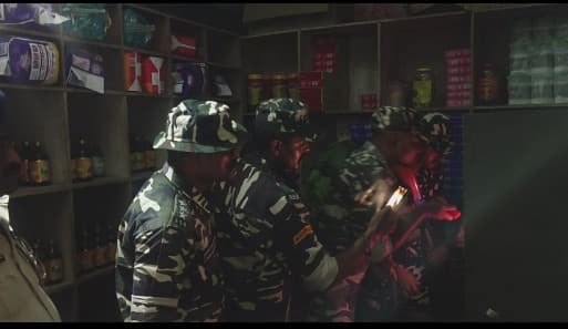एसएसबी व पुलिस टीम ने रुपये व भारी मात्रा में प्रतिबंधित दवाएं की जब्त एसएसबी व पुलिस टीम ने रुपये व भारी मात्रा में प्रतिबंधित दवाएं की जब्त