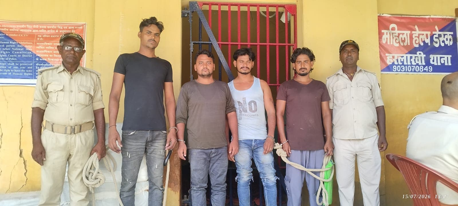 शराब के नशे में हंगामा कर रहे चार युवक धराया शराब के नशे में हंगामा कर रहे चार युवक धराया