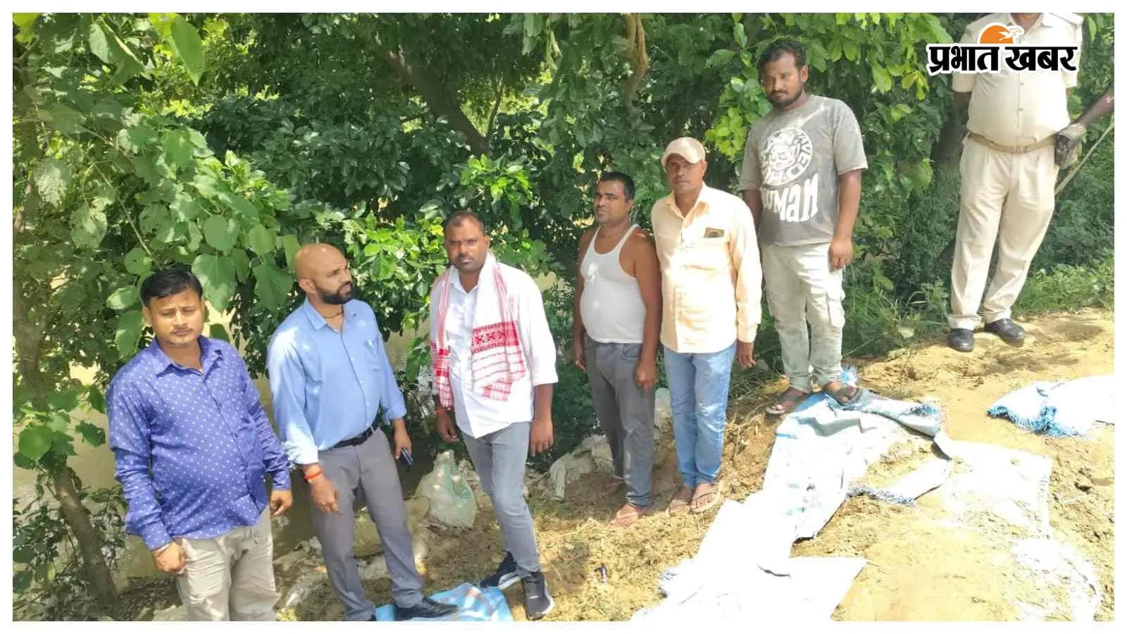 बाढ़ की चिंता: जर्जर तटबंधों पर सीओ ने जताई चिंता बाढ़ की चिंता: जर्जर तटबंधों पर सीओ ने जताई चिंता