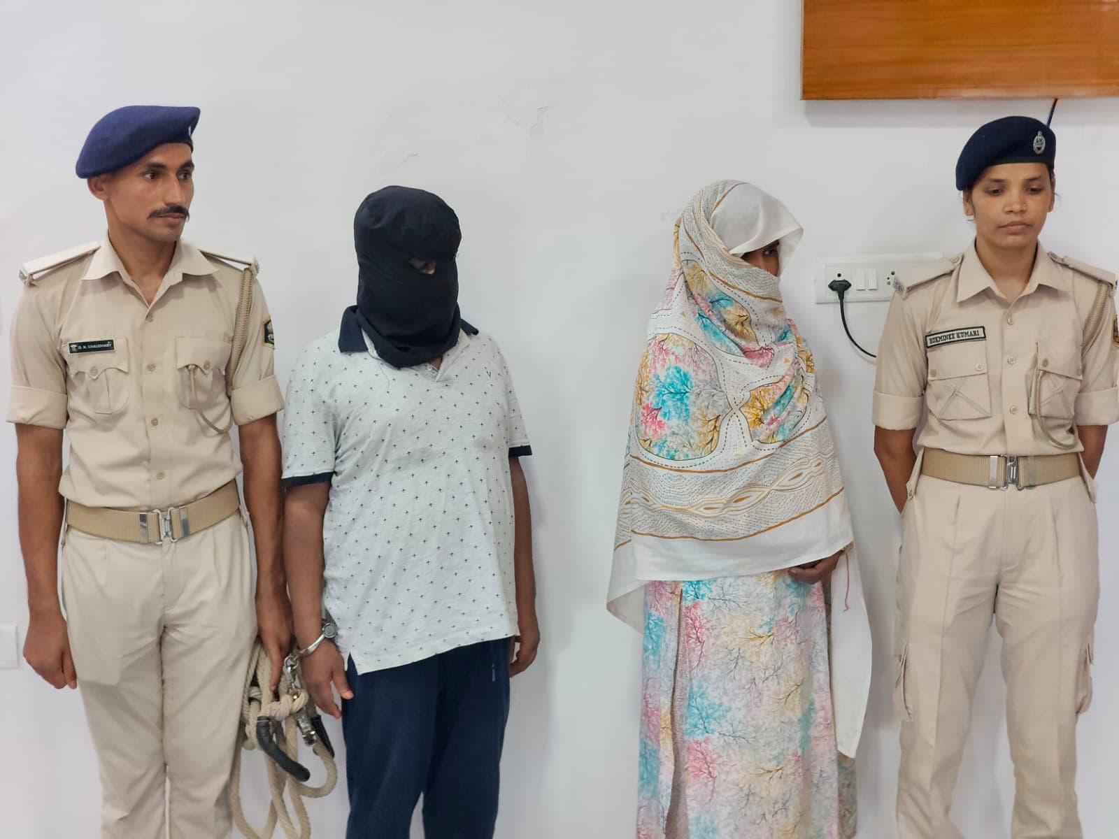 समूह लोन के नाम पर करोड़ो की साइबर ठगी का खुलासा, ठग दंपति गिरफ्तार समूह लोन के नाम पर करोड़ो की साइबर ठगी का खुलासा, ठग दंपति गिरफ्तार