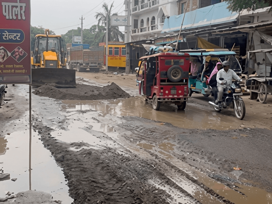 जलजमाव और गड्ढों से मीरगंज-बथुआ मुख्य सड़क पर घंटों लगा जाम जलजमाव और गड्ढों से मीरगंज-बथुआ मुख्य सड़क पर घंटों लगा जाम