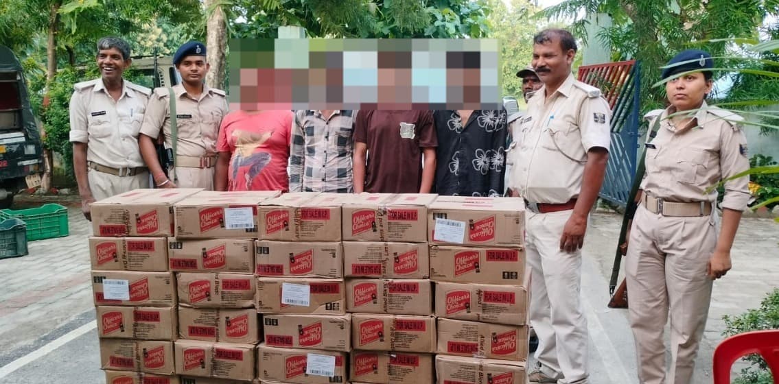 गोपालपुर में लगभग चार लाख रुपये की शराब बरामद, तीन तस्कर गिरफ्तार. गोपालपुर में लगभग चार लाख रुपये की शराब बरामद, तीन तस्कर गिरफ्तार.