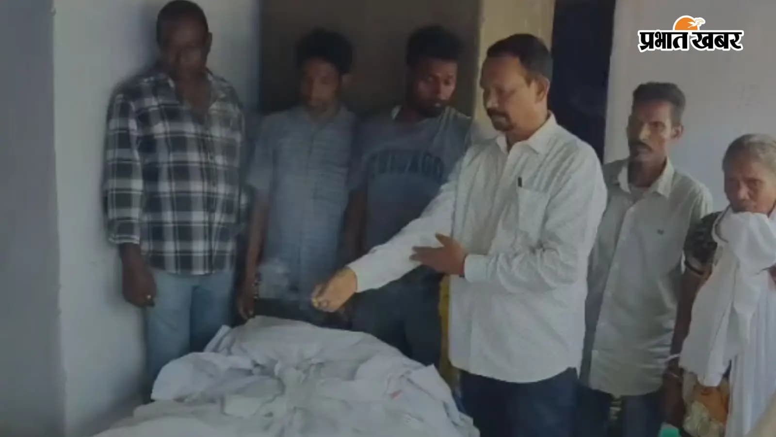 दामु बानरा को श्रद्धांजलि देते मंत्री दीपक बिरूवा दामु बानरा को श्रद्धांजलि देते मंत्री दीपक बिरूवा