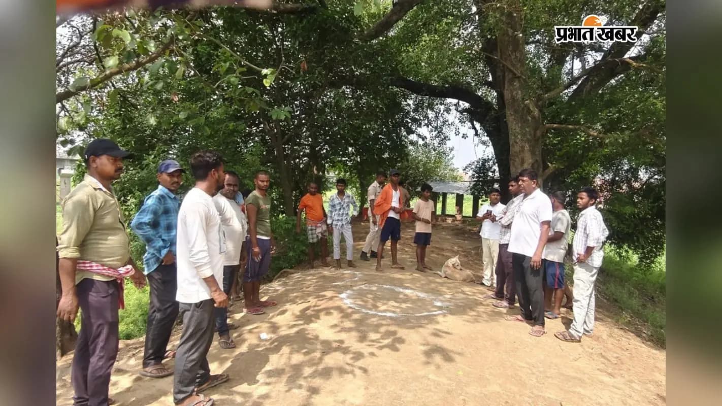 घटना स्थल पर मौजूद लोग घटना स्थल पर मौजूद लोग
