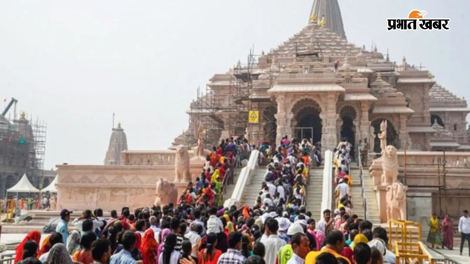 राम मंदिर में दर्शन करने वाले श्रद्धालुओं की भीड़, फोटो एक्स राम मंदिर में दर्शन करने वाले श्रद्धालुओं की भीड़, फोटो एक्स