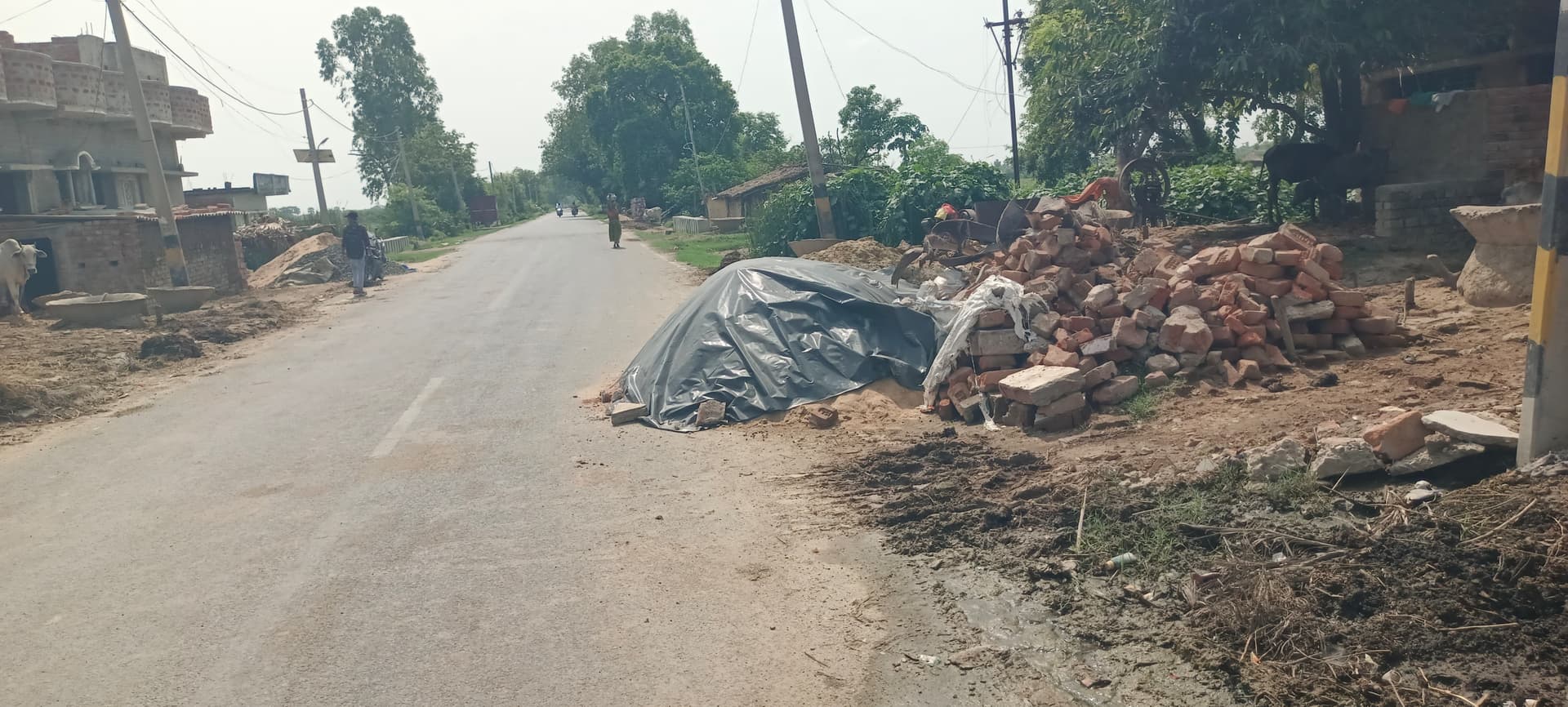 सड़क पर रखे बालू-गिट्टी से बढ़ रहा दुर्घटना का खतरा, प्रशासन से कार्रवाई की मांग सड़क पर रखे बालू-गिट्टी से बढ़ रहा दुर्घटना का खतरा, प्रशासन से कार्रवाई की मांग