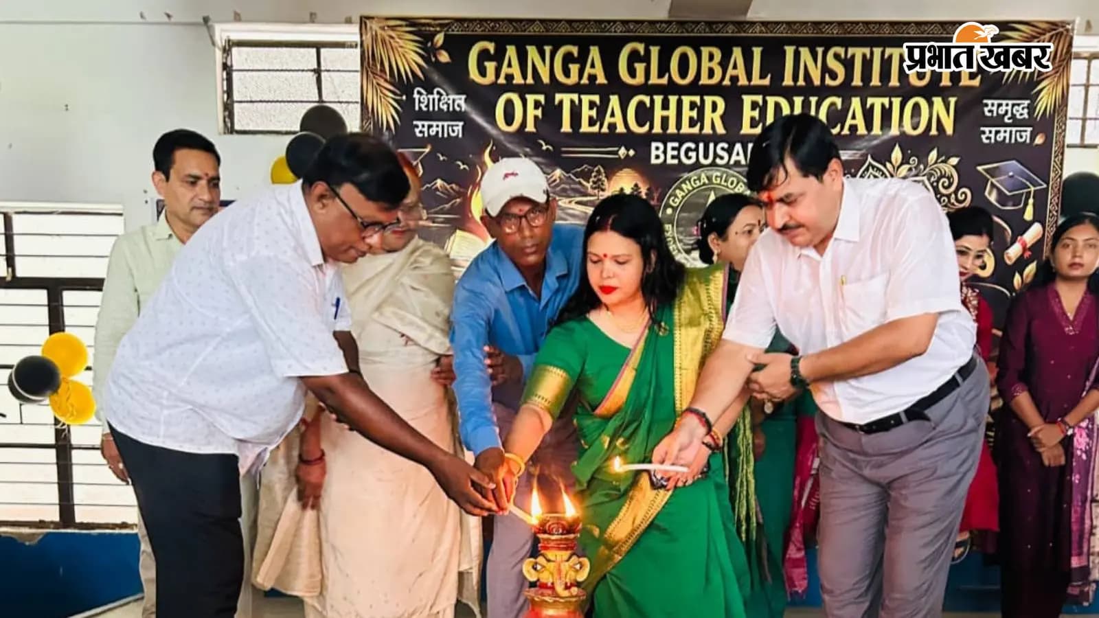 कार्यक्रम का उदघाटन करते अतिथि कार्यक्रम का उदघाटन करते अतिथि