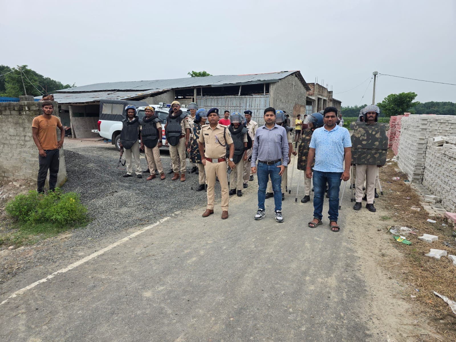 अंचल अधिकारी ने दिलाया जमीन पर कब्ज़ा अंचल अधिकारी ने दिलाया जमीन पर कब्ज़ा