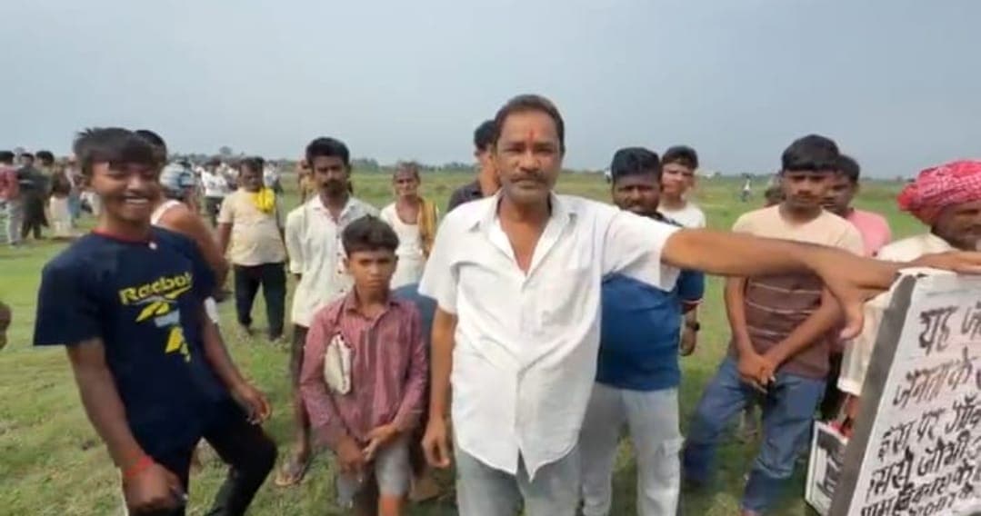 सार्वजनिक जमीन पर बढ़ा विवाद, ग्रामीणों ने किया विरोध सार्वजनिक जमीन पर बढ़ा विवाद, ग्रामीणों ने किया विरोध
