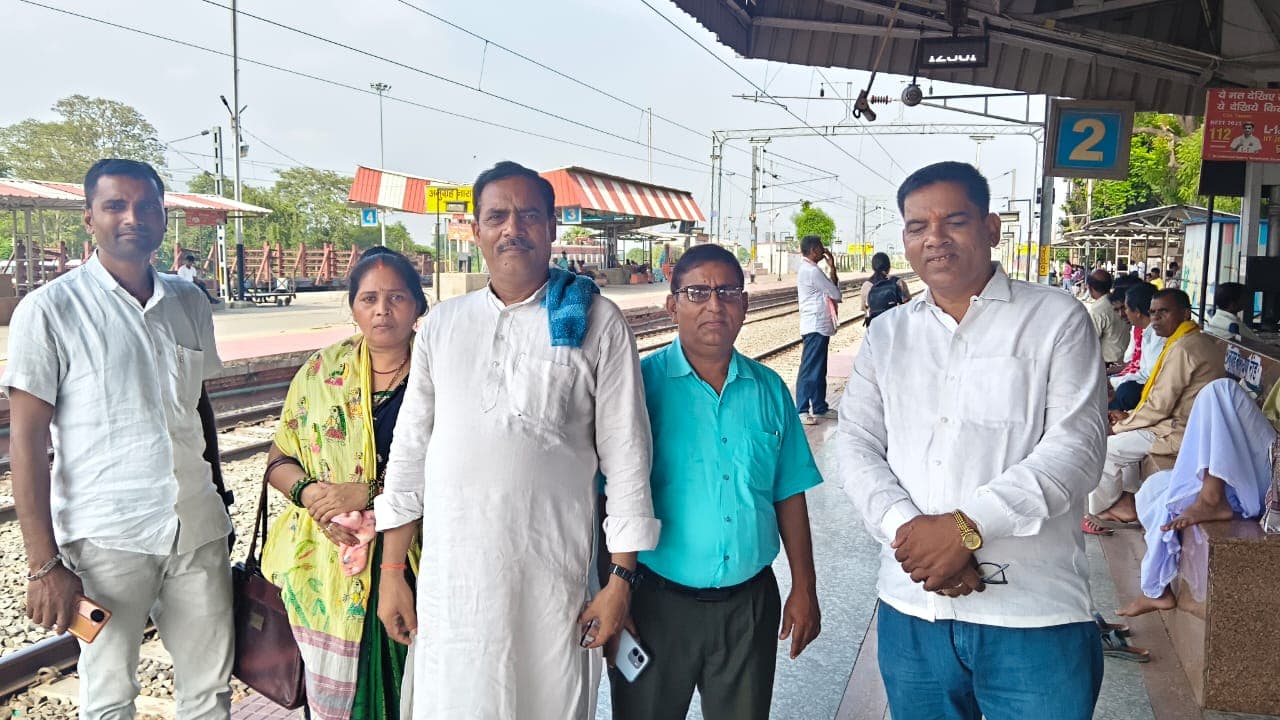 वाराणसी पंच सम्मेलन में शामिल होने रवाना हुए औरंगाबाद जिले के पांच मुखिया वाराणसी पंच सम्मेलन में शामिल होने रवाना हुए औरंगाबाद जिले के पांच मुखिया
