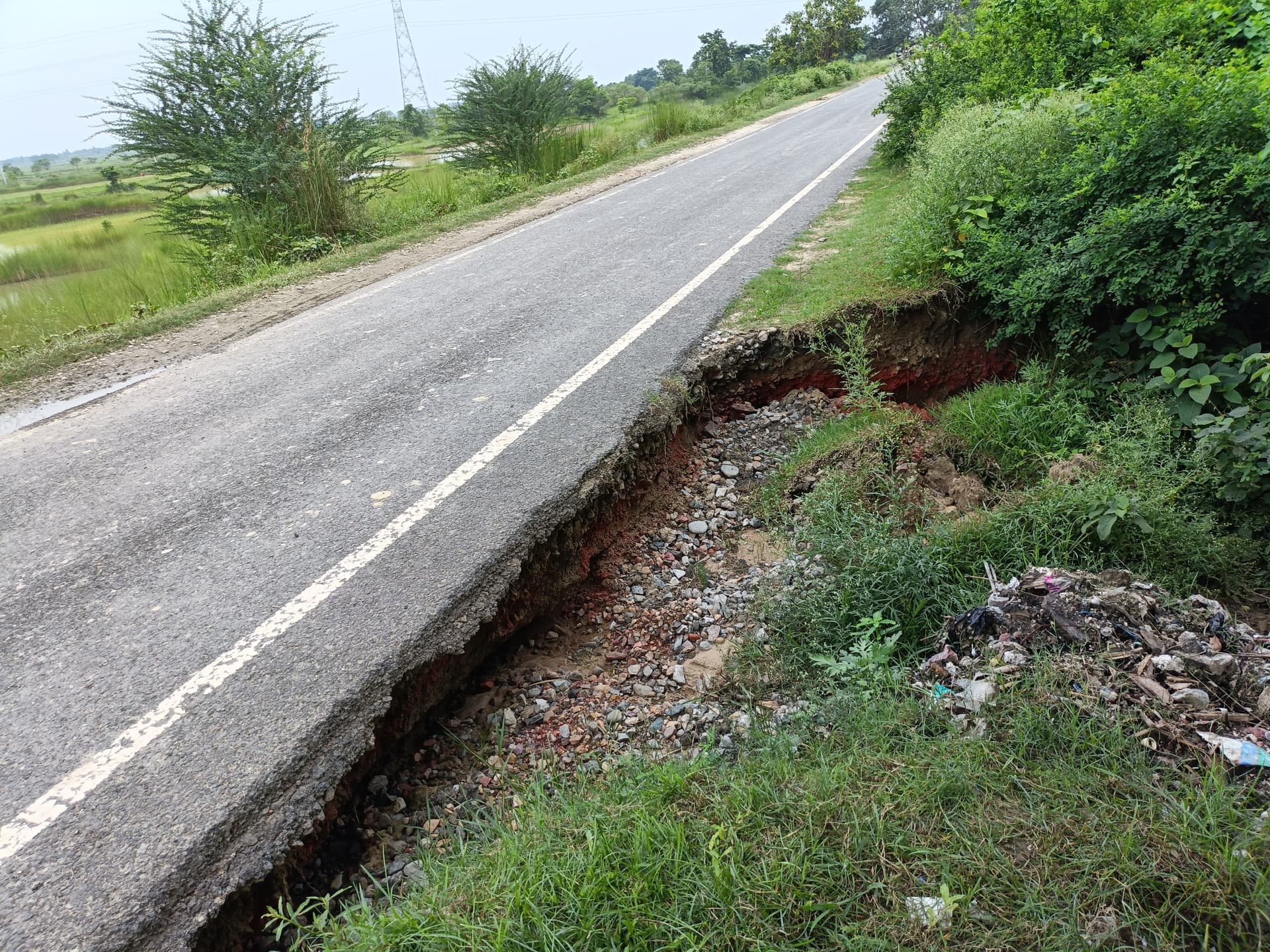 रेन कट से तटबंध सड़क में बना बड़ा कटाव, बाढ़ के दौरान बढ़ सकता है खतरा रेन कट से तटबंध सड़क में बना बड़ा कटाव, बाढ़ के दौरान बढ़ सकता है खतरा