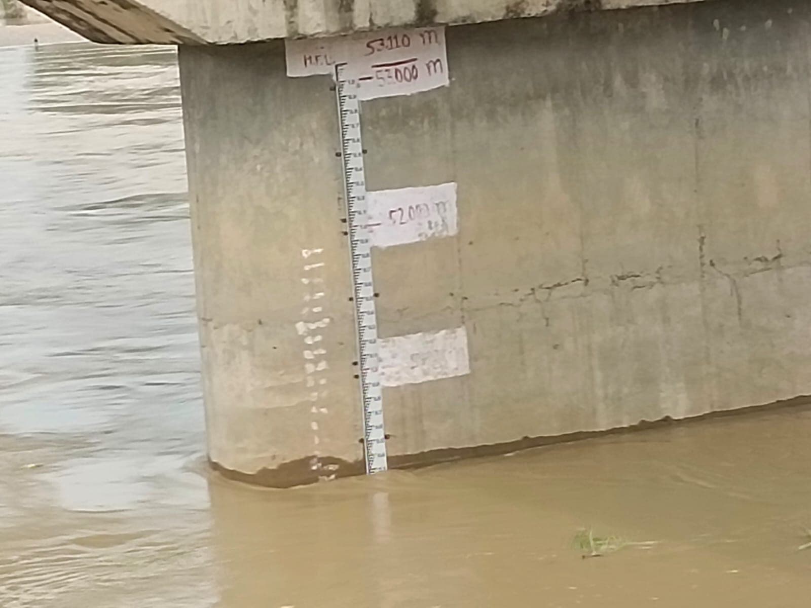झंझारपुर में कमला नदी खतरे के निशान से ऊपर, जल स्तर में अब हो रही है कमी झंझारपुर में कमला नदी खतरे के निशान से ऊपर, जल स्तर में अब हो रही है कमी