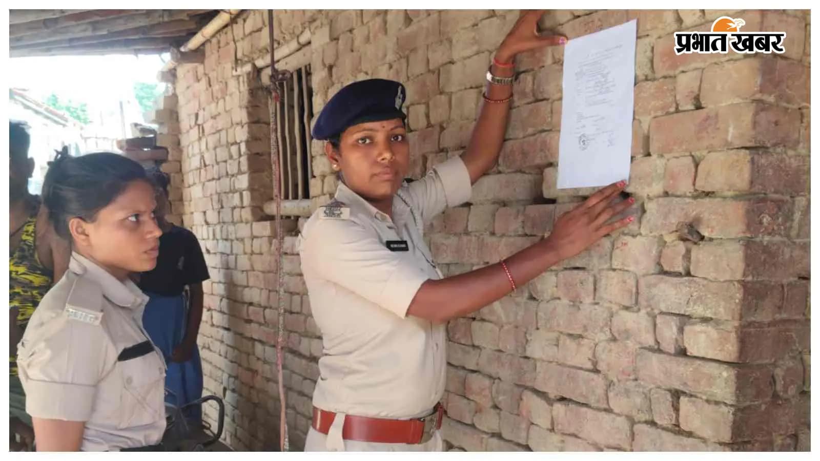 फरार वारंटी के खुलाप घरों पर इस्तिहार चिपकाते हुए फरार वारंटी के खुलाप घरों पर इस्तिहार चिपकाते हुए