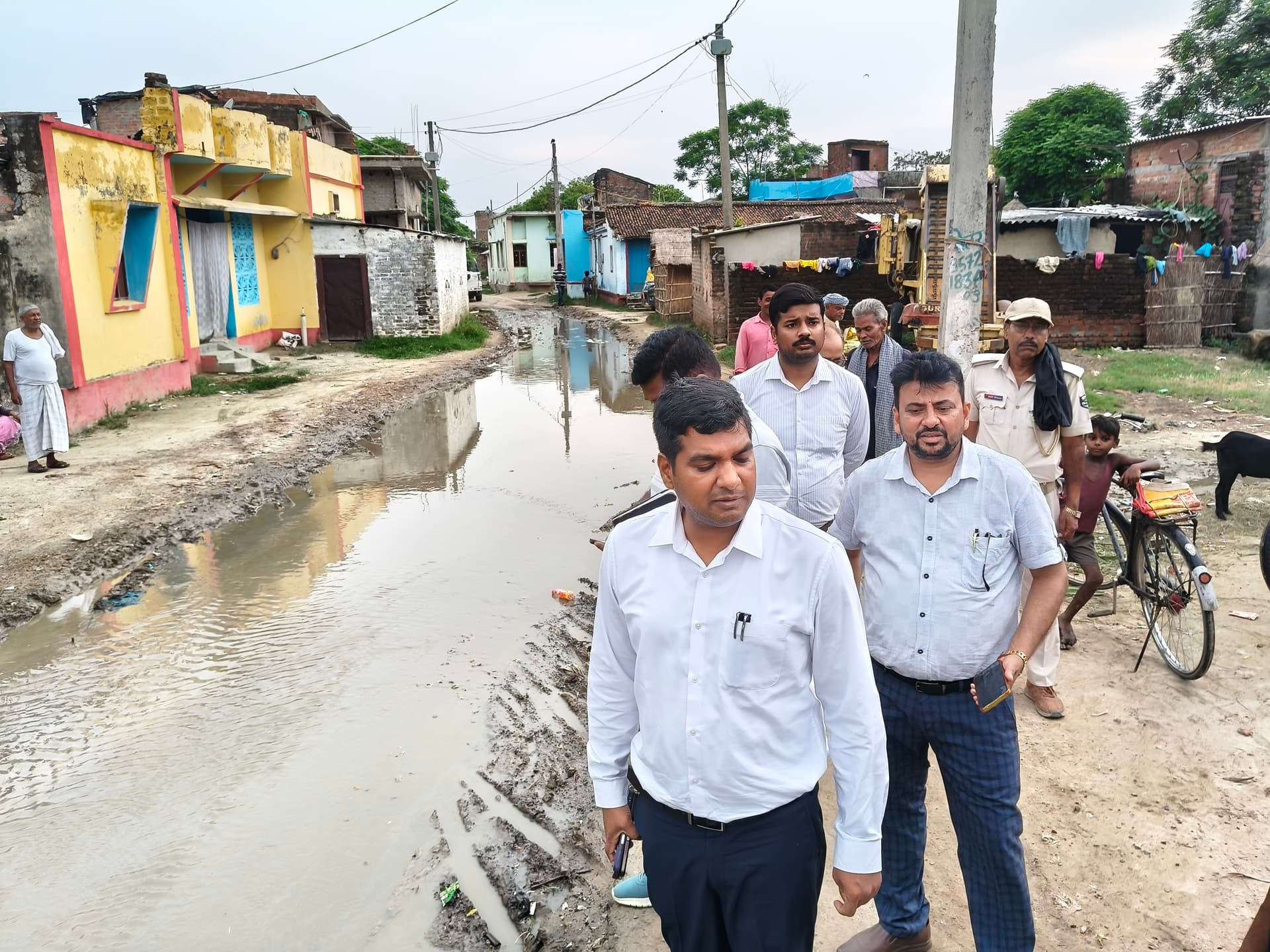 नरकटियागंज में बनने के साथ ही टूटने लगती सड़क, एसडीएम ने जताई नाराजगीजांच के निर्देश नरकटियागंज में बनने के साथ ही टूटने लगती सड़क, एसडीएम ने जताई नाराजगीजांच के निर्देश