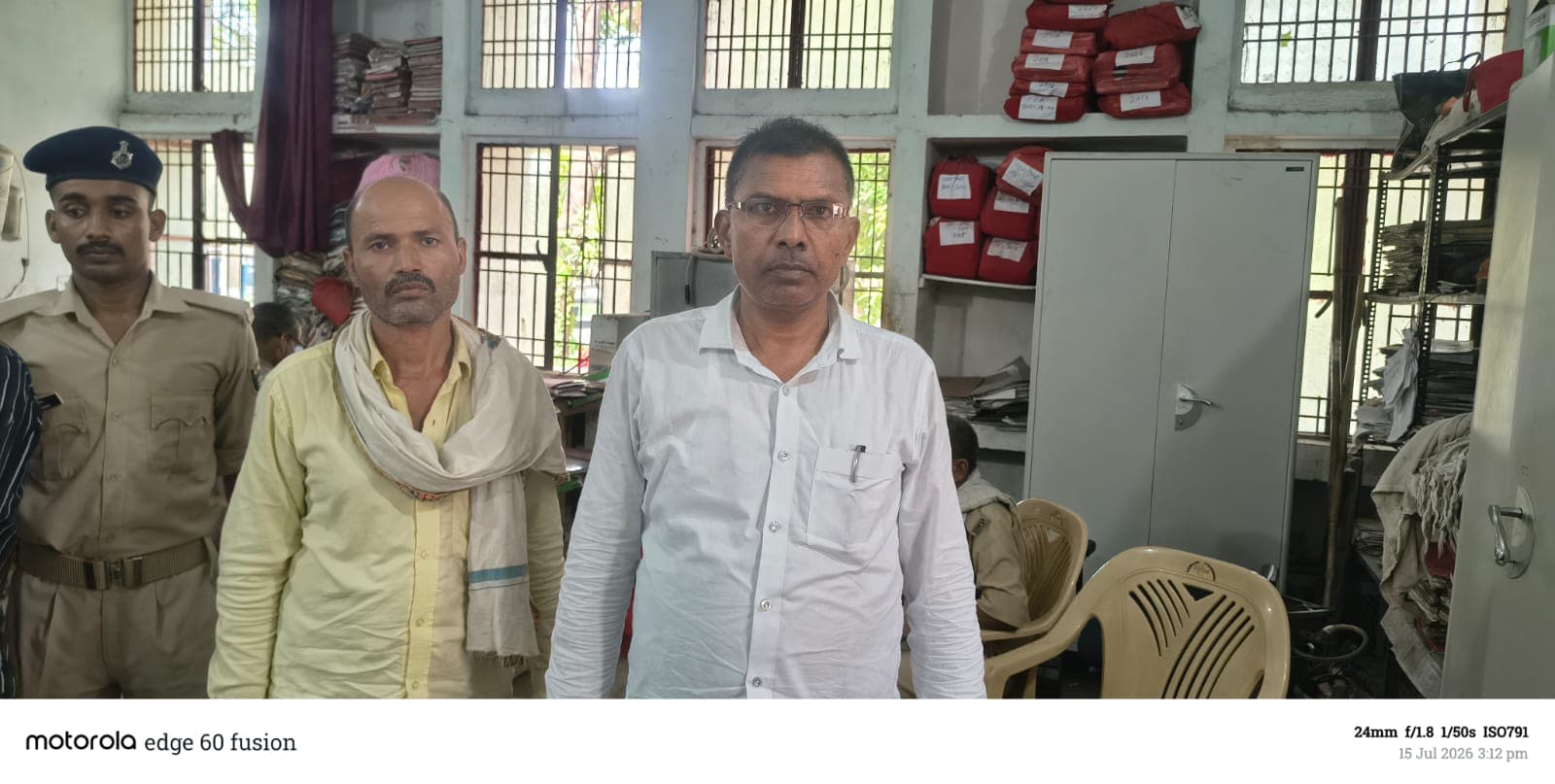 आवास योजना में लाभुक से रुपये लेने के वायरल वीडियो मामले में गिरफ्तार आवास सहायक भेजा गया जेल आवास योजना में लाभुक से रुपये लेने के वायरल वीडियो मामले में गिरफ्तार आवास सहायक भेजा गया जेल