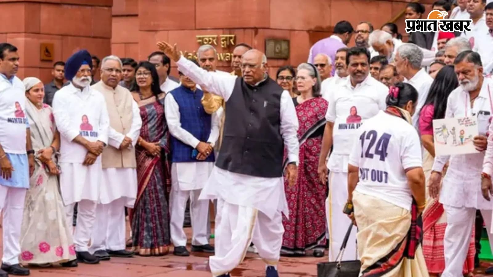 संसद के मकर द्वार के कांग्रेस के अध्यक्ष और राज्यसभा में विपक्ष के नेता मल्लिकार्जुन खड़गे, पार्टी सांसद सोनिया गांधी, के. सुरेश और INDIA गठबंधन के अन्य सदस्यों के साथ संसद में कथित 'वोट चोरी' के खिलाफ विरोध प्रदर्शन करते हुए ( स्रोत- PTI) संसद के मकर द्वार के कांग्रेस के अध्यक्ष और राज्यसभा में विपक्ष के नेता मल्लिकार्जुन खड़गे, पार्टी सांसद सोनिया गांधी, के. सुरेश और INDIA गठबंधन के अन्य सदस्यों के साथ संसद में कथित 'वोट चोरी' के खिलाफ विरोध प्रदर्शन करते हुए ( स्रोत- PTI)