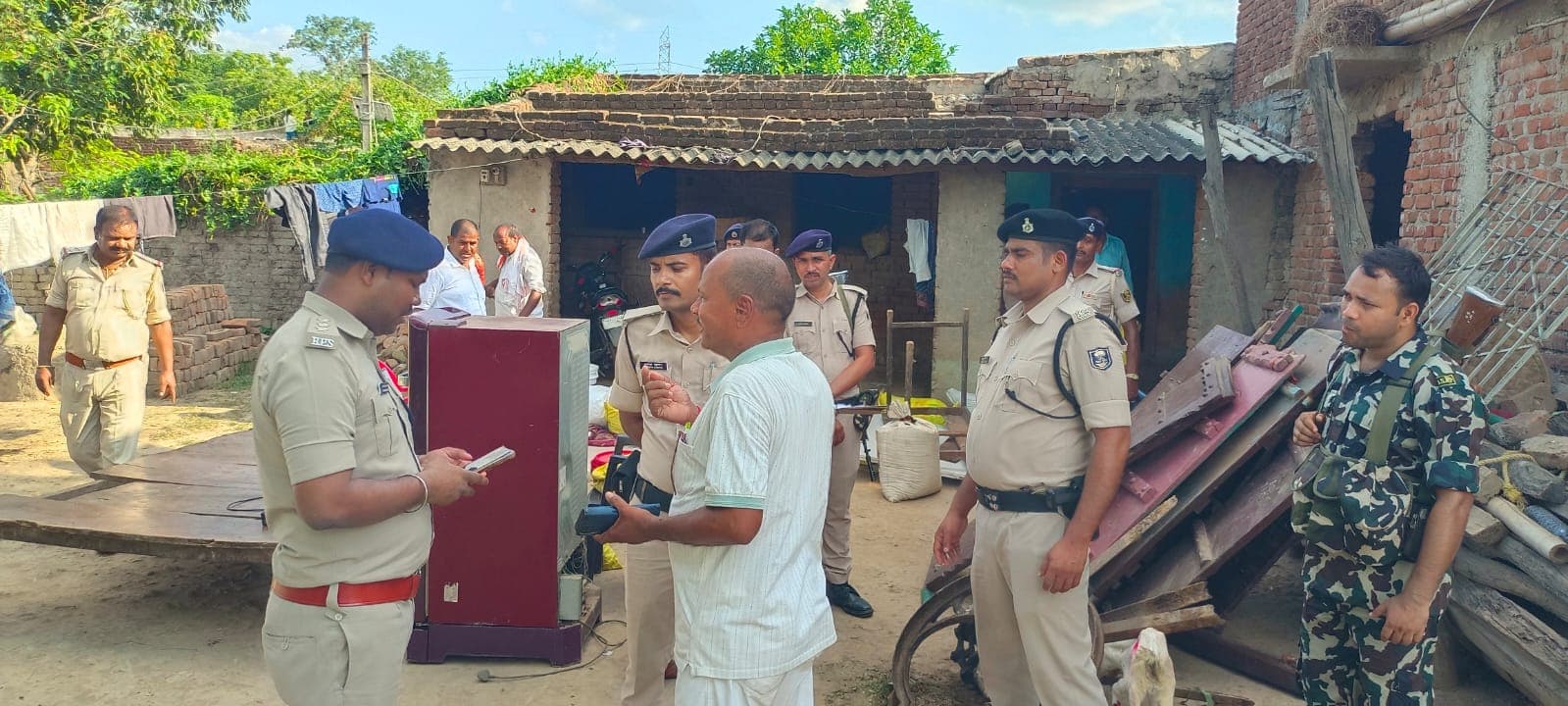 समकालीन अभियान के तहत पुलिस ने तीन घरों में किया कुर्की, एक अभियुक्त ने किया सिलेंडर समकालीन अभियान के तहत पुलिस ने तीन घरों में किया कुर्की, एक अभियुक्त ने किया सिलेंडर