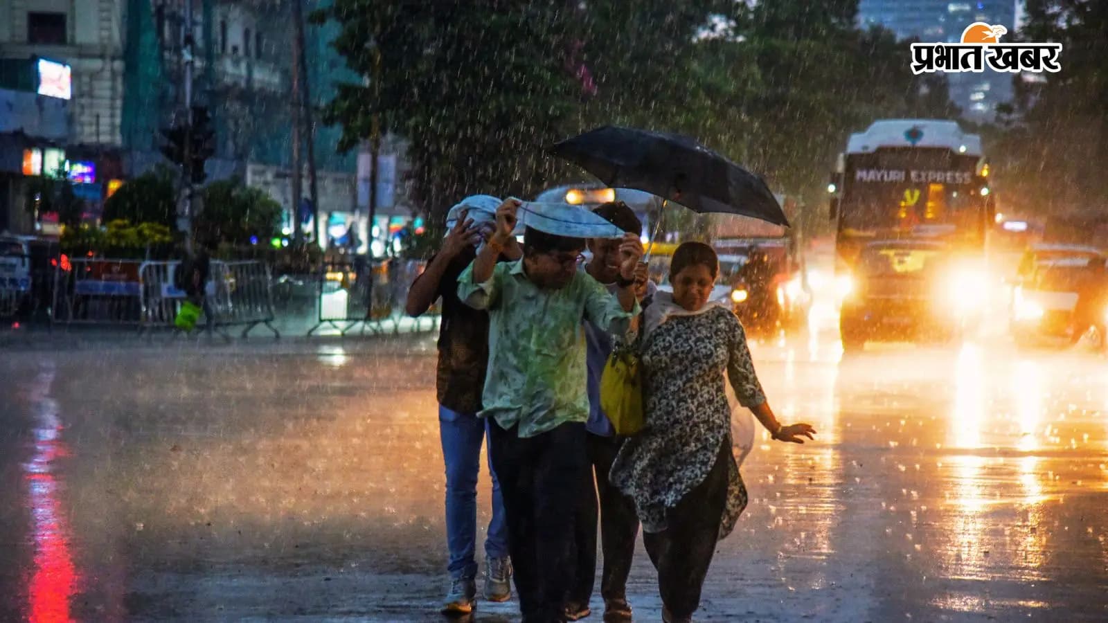 अचानक शुरू हुई वर्षा में फंसे युवा. अचानक शुरू हुई वर्षा में फंसे युवा.