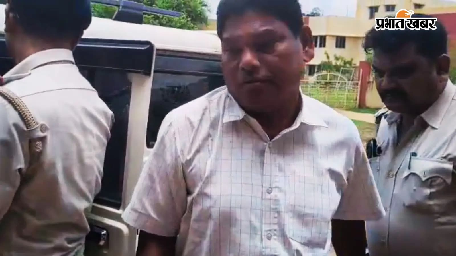 पुलिस की गिरफ्त में तृणमूल नेता गौर टुडू. पुलिस की गिरफ्त में तृणमूल नेता गौर टुडू.