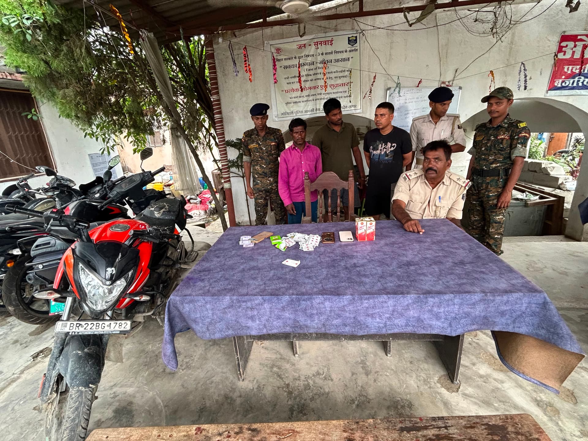 बंजरिया पुलिस ने जुआ खेलते तीन को किया गिरफ्तार, शराब और बाइक बरामद बंजरिया पुलिस ने जुआ खेलते तीन को किया गिरफ्तार, शराब और बाइक बरामद