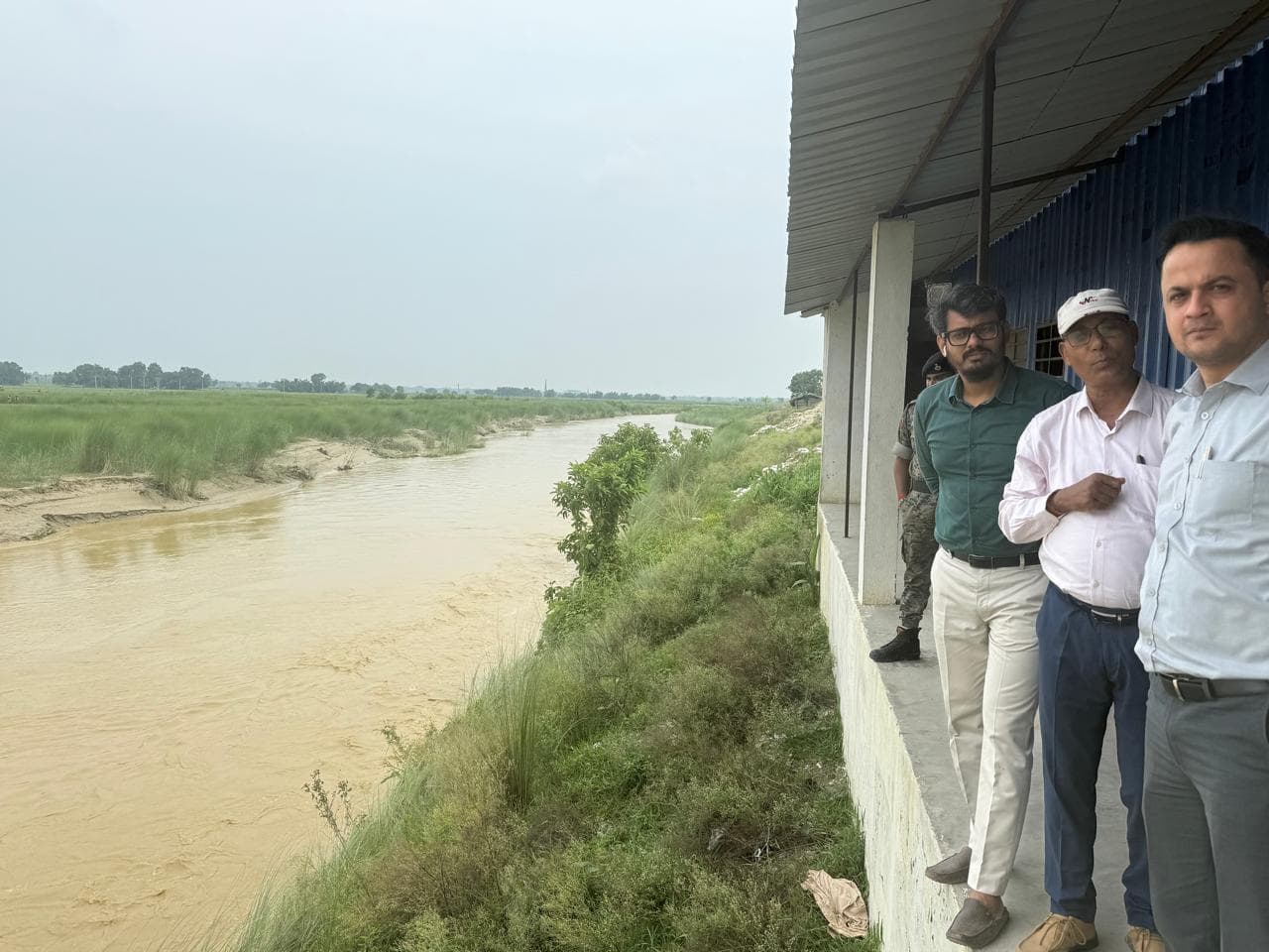 घोघरडीहा प्रखंड के परसा हॉल्ट के समीप भुतही बलान नदी के बांध कटाव स्थल का डीएम ने किया निरीक्षण घोघरडीहा प्रखंड के परसा हॉल्ट के समीप भुतही बलान नदी के बांध कटाव स्थल का डीएम ने किया निरीक्षण