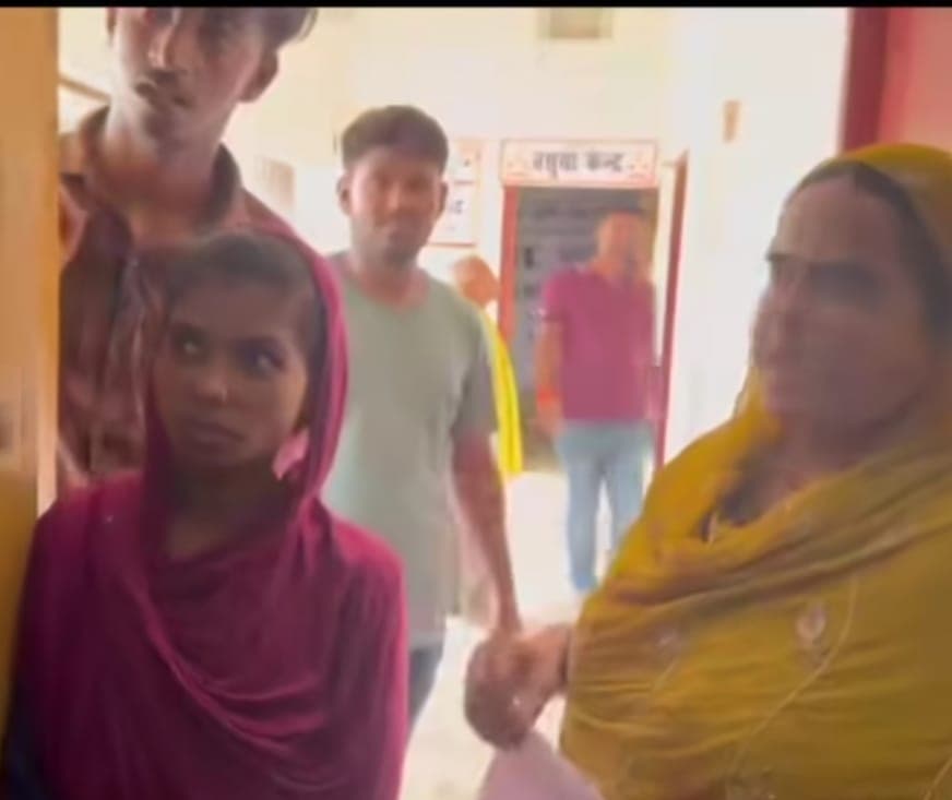 सरायरंजन प्रखंड मुख्यालय में आधार कार्ड बनाने-सुधारने के नाम पर वसूली, ₹200 से ₹300 लेने का आरोप सरायरंजन प्रखंड मुख्यालय में आधार कार्ड बनाने-सुधारने के नाम पर वसूली, ₹200 से ₹300 लेने का आरोप