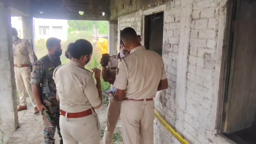 समस्तीपुर कॉलेज में परित्यक्त भवन से मिला अज्ञात युवक का सड़ा-गला शव, हत्या की आशंका समस्तीपुर कॉलेज में परित्यक्त भवन से मिला अज्ञात युवक का सड़ा-गला शव, हत्या की आशंका