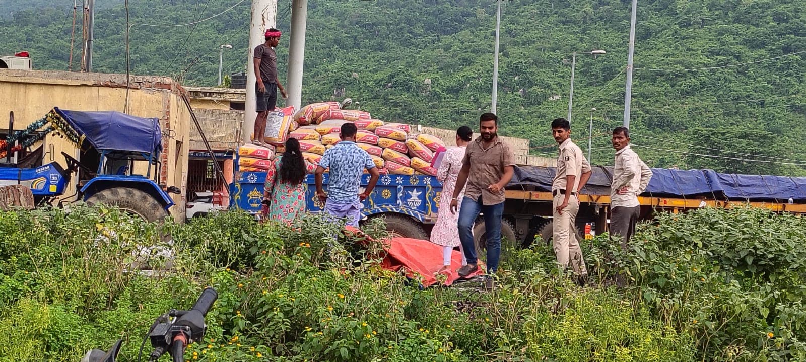 बिना ई-वे बिल के सीमेंट ले जा रहा ट्रैक्टर रजौली चेकपोस्ट पर धराया, वाणिज्य कर विभाग ने की कार्रवाई बिना ई-वे बिल के सीमेंट ले जा रहा ट्रैक्टर रजौली चेकपोस्ट पर धराया, वाणिज्य कर विभाग ने की कार्रवाई