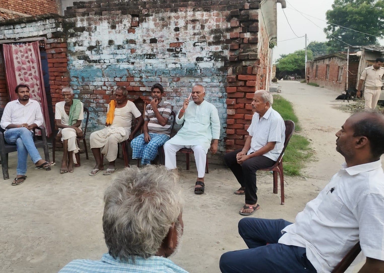 दुबई में जान गंवाने वाले सीवान के बसंत कुमार के परिजनों से मिले विधायक, सहायता का दिया भरोसा