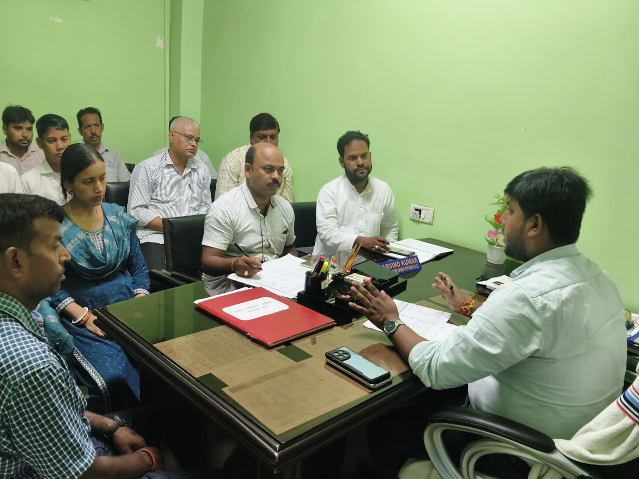 बीडीओ ने आवास सहायकों के साथ की समीक्षा बैठक बीडीओ ने आवास सहायकों के साथ की समीक्षा बैठक
