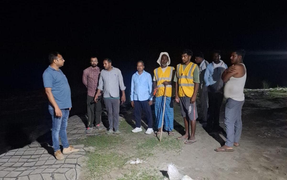 गंडक नदी के जलस्तर पर प्रशासन की कड़ी नजर, तटबंधों की रातभर हुई निगरानी गंडक नदी के जलस्तर पर प्रशासन की कड़ी नजर, तटबंधों की रातभर हुई निगरानी