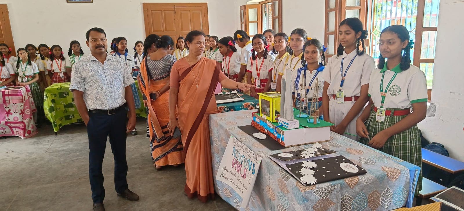 उर्सुलाइन कॉन्वेंट उच्च विद्यालय में विज्ञान प्रदर्शनी का आयोजन