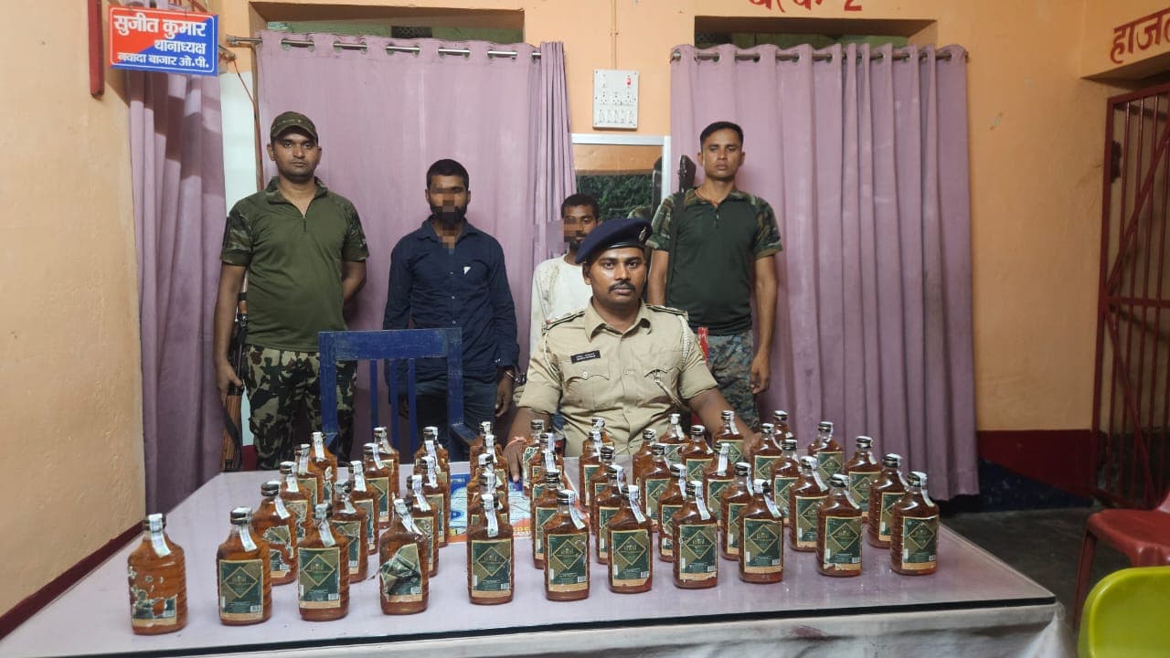 नवादा बाजार पुलिस ने 15 लीटर शराब के साथ दो तस्कर को दबोचा नवादा बाजार पुलिस ने 15 लीटर शराब के साथ दो तस्कर को दबोचा
