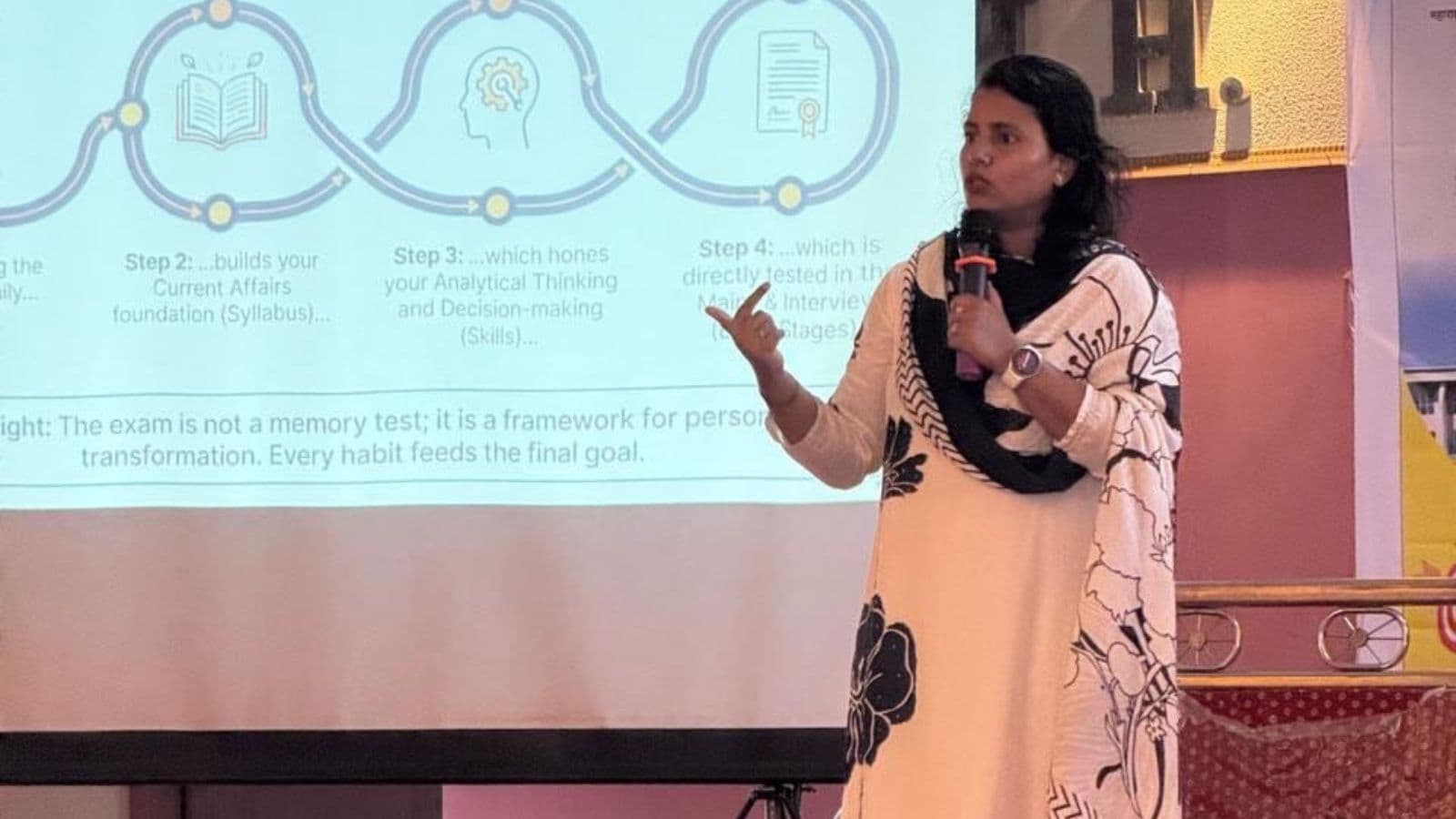 एक कार्यक्रम के दौरान मंच पर अपनी बात रखते हुए IAS संजीता (PC- इंस्टाग्राम)