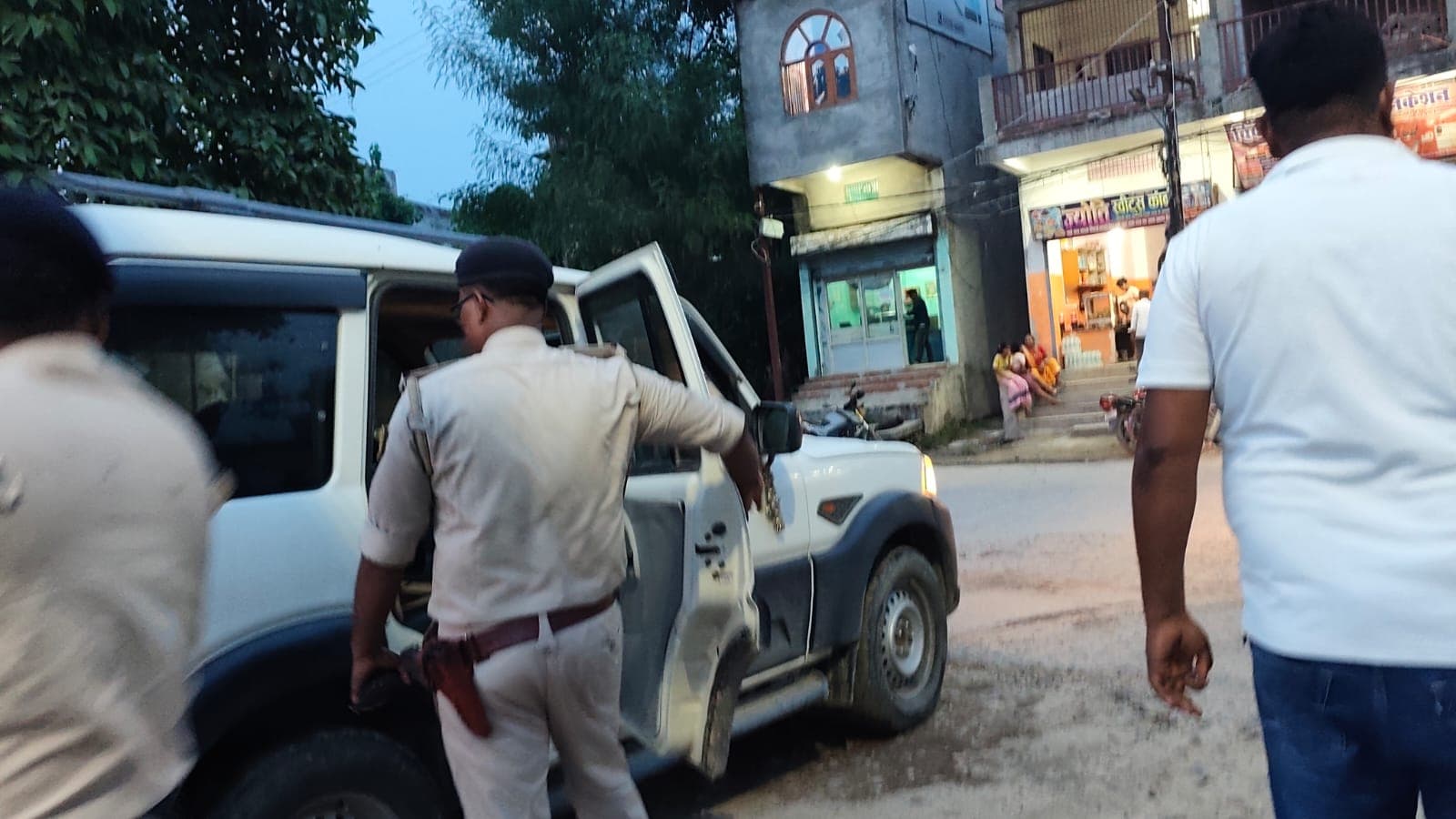 :- जोगबनी मेंफायरिंग की चर्चा, बजरंग दल संयोजक ने 2 युवकों पर लगाया आरोप. :- जोगबनी मेंफायरिंग की चर्चा, बजरंग दल संयोजक ने 2 युवकों पर लगाया आरोप.