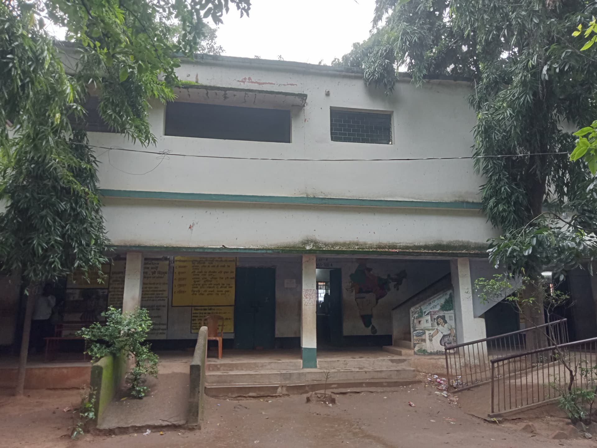 आदिवासी मवि में जर्जर भवन के एक ही कमरे में बैठ पढ़ रहे तीन कक्षाओं के छात्र आदिवासी मवि में जर्जर भवन के एक ही कमरे में बैठ पढ़ रहे तीन कक्षाओं के छात्र