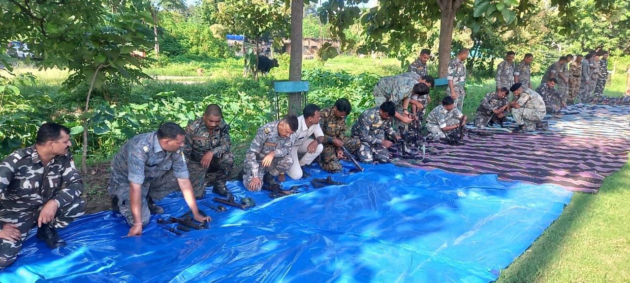 गोलमुरी पुलिस केंद्र में टाइगर जवानों को मिला वेपन हैंडलिंग का प्रशिक्षण गोलमुरी पुलिस केंद्र में टाइगर जवानों को मिला वेपन हैंडलिंग का प्रशिक्षण