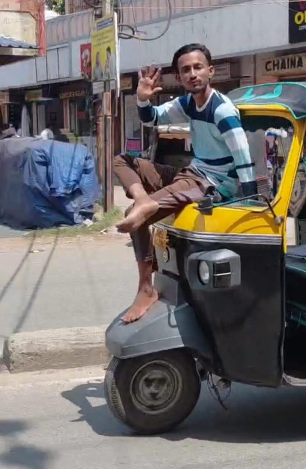 स्टंटबाजी पड़ी भारी : ऑटो के आगे बैठकर ''हीरो'' बन रहे युवक को पुलिस ने सिखाया सबक स्टंटबाजी पड़ी भारी : ऑटो के आगे बैठकर ''हीरो'' बन रहे युवक को पुलिस ने सिखाया सबक