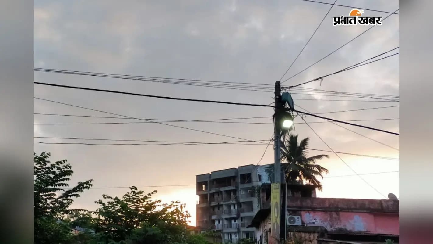 आसमान में घिरे बादल आसमान में घिरे बादल
