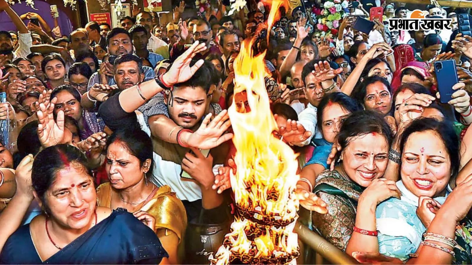 आरती में शामिल हुए भक्त आरती में शामिल हुए भक्त