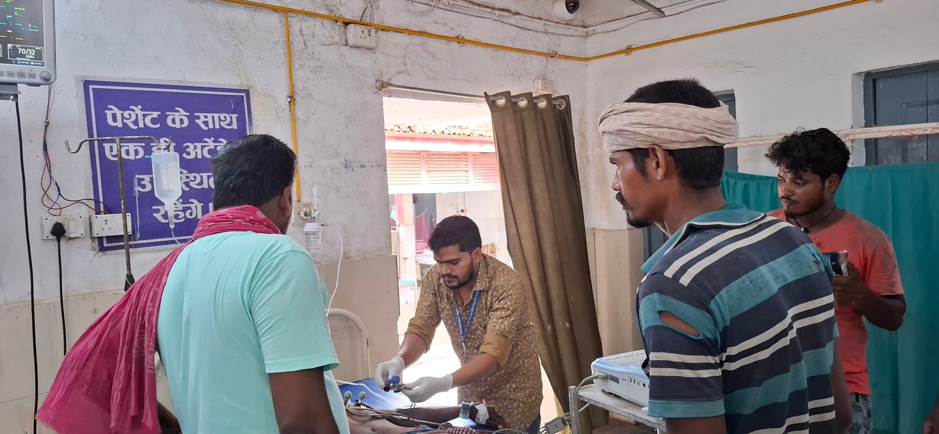 शहर के उफरैल चौक पर बालू लदे ट्रैक्टर से कुचल बाइक सवार बांस व्यवसायी की मौत, परिवार में कोहराम शहर के उफरैल चौक पर बालू लदे ट्रैक्टर से कुचल बाइक सवार बांस व्यवसायी की मौत, परिवार में कोहराम