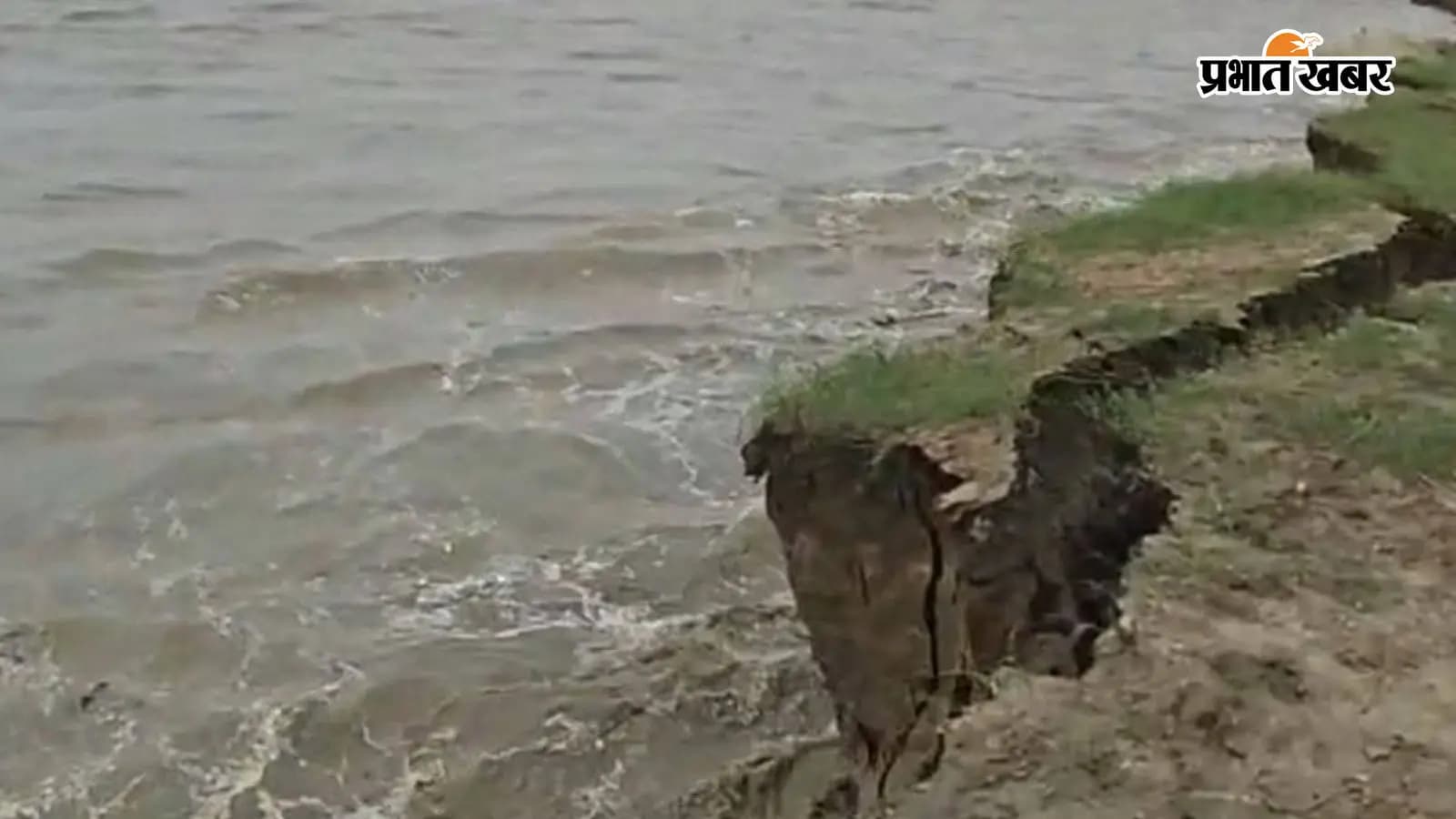 ग्यासपुर गांव के समीप कटाव करती सरयू नदी ग्यासपुर गांव के समीप कटाव करती सरयू नदी