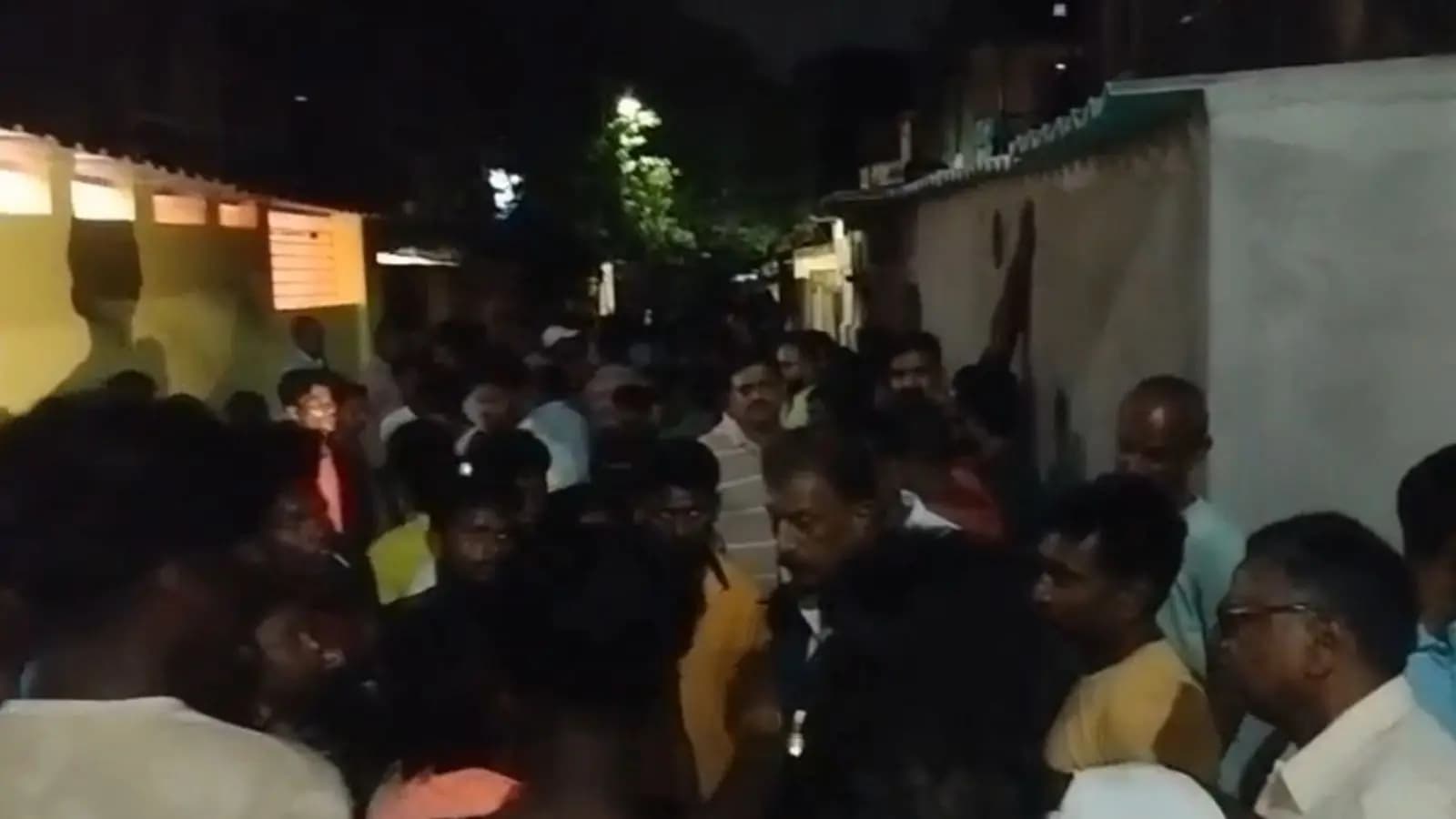 घर के बाहर लोगों की भीड़ घर के बाहर लोगों की भीड़