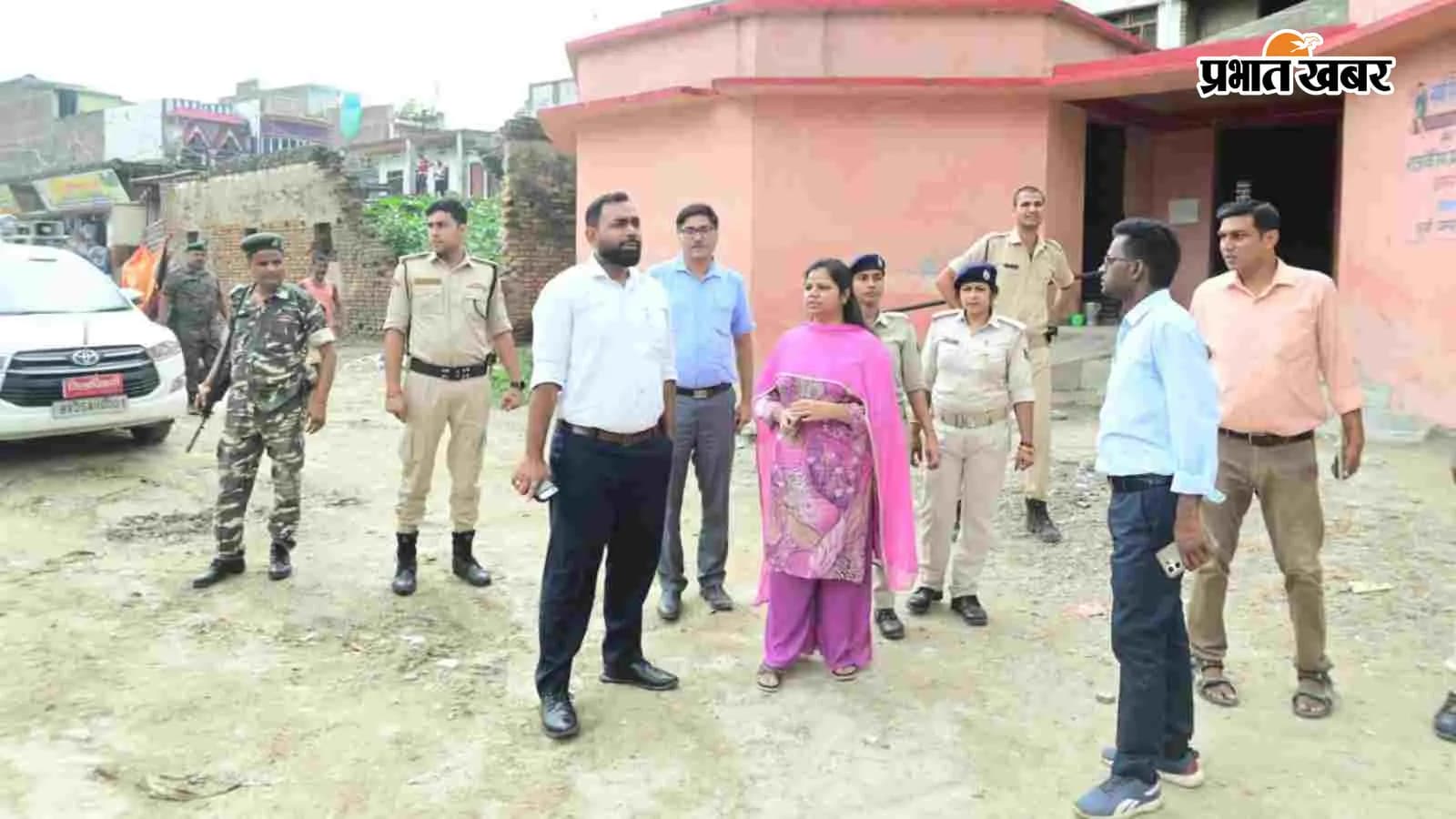 निरीक्षण करते डीएम व अन्य अधिकारी, फोटो- प्रभात खबर निरीक्षण करते डीएम व अन्य अधिकारी, फोटो- प्रभात खबर
