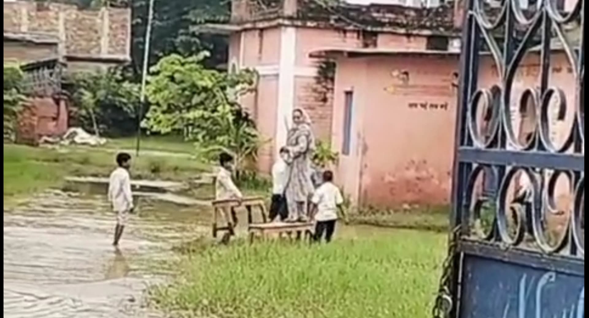 :- जोगबनी: 6 महीने पानी में डूबा रहता है प्राथमिक विद्यालय खजूरबाड़ी.:- बच्चे लगाते हैं शिक्षिका के लिए बैंच, तब होता है स्कूल में प्रवेश. :- जोगबनी: 6 महीने पानी में डूबा रहता है प्राथमिक विद्यालय खजूरबाड़ी.:- बच्चे लगाते हैं शिक्षिका के लिए बैंच, तब होता है स्कूल में प्रवेश.